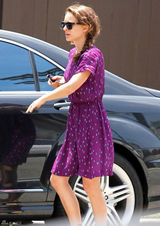 组图：娜塔莉-波特曼紫色连衣裙现身