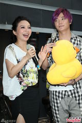 组图：阿沁升格当作家 F.I.R年底出新专辑