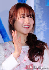 组图：韩星朴宝英为动画片配音 甜美宣传显娇羞