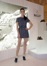 组图：张雨绮亮相活动展大秀玉腿不畏寒