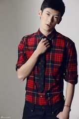 组图：90后小生刘芮麟拍写真 时尚英伦风范足