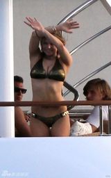 高清组图：菲姬游艇大秀比基尼 性感身材呼之欲出