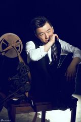 组图：黄渤为金马行拍摄《顺光逆影》主题大片