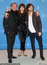 组图：《因何之名》发布会 女导演热搂两男主角