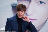 组图：李敏镐帅气风衣亮相 台上嘟嘴吐舌卖萌