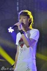 组图：黄义达大爱音乐节遇川妹子火辣示爱