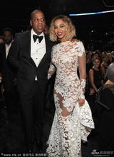 组图：碧昂斯镂空裙露背秀翘臀 与老公恩爱亮相