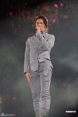 高清图：郑伊健个唱感谢蒙嘉慧 四度返场唱到哭