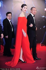 组图：最美变性人poy红裙性感 笑容迷人秀裸肩