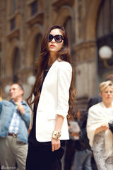 组图：温心米兰教堂前黑白色时尚街拍