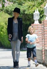 组图：酷妈格温-斯蒂芬妮型爆装扮带两子出行