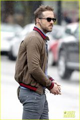 组图：布莱克片场披婚纱吻新郎 老公帅气探班