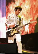 组图：苏打绿上海开唱 青峰模仿侧卧姐