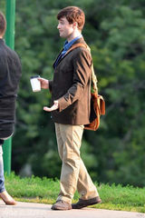 组图：丹尼尔新片场照曝光 “哈利波特”抽烟耍帅