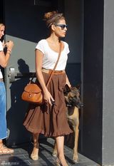 组图：高斯林女友伊娃带爱犬出门 遛狗表情酷