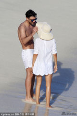 奥利维亚携未婚夫沙滩湿身肉搏 野性陶醉忘我