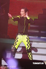 组图：萧敬腾唱《black or white》 向杰克逊致敬