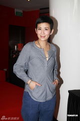 组图：吴君如曝张可颐片场受照顾 笑商天娥似怀孕