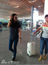 组图：童瑶休闲潮装现身机场 黑超扮酷潮范儿十足