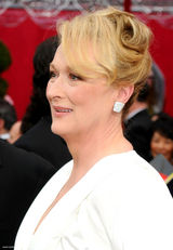 高清组图：梅丽尔-斯特里普V领白裙庄重大方