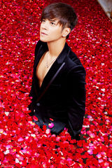 高清组图：罗志祥万朵玫瑰共浴 小秀性感事业线