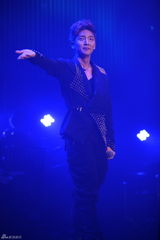 组图：李准基上海歌迷见面会身着汉服献唱