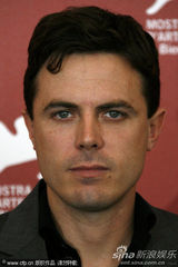 《我仍在这里》发布会 卡西-阿弗莱克帅气亮相(图)