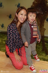 组图：黄泳霖有意追生 雷林静怡两女爱公主装