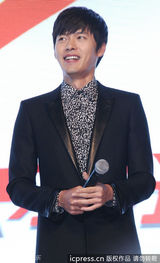 组图：韩星玄彬现身上海活动遭粉丝热情熊抱