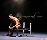 组图：杜汶泽赤裸上身拍广告 大秀诱人胸肌