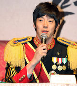 幻灯图：音乐剧《宫》发布会 郑允浩出席帅气亮相