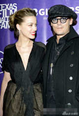 组图：德普携未婚妻艾梅柏甜蜜亮相颁奖礼