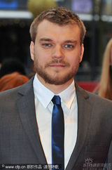 幻灯图集：电影《一家人》首映 导演佩妮莱蓝裙亮眼