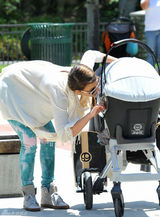 组图：杰西卡-阿尔芭全家野餐 女儿勾脖倒地表情囧