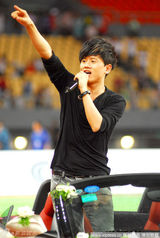 高清组图：周笔畅张杰脚“踏”敞篷宝马车献唱