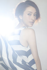 组图：张俪大片秀修长美腿 裙角轻舞青春飞扬