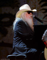 高清：利昂-拉塞尔毛发花白戴墨镜演出老头也扮酷