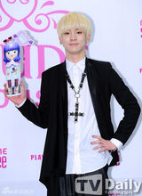 组图：SHINee帅气出席新香水发布会