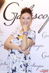 组图：应采儿挺6个月身孕 周慧敏优雅现身活动