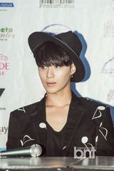 组图：EXO学院风亮相马尼拉记者会 SHINee时尚