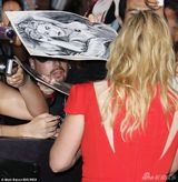 组图：Rose凯特温斯莱特红裙亮相 粉丝举裸体画