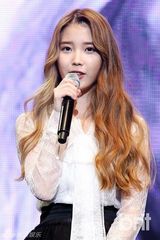 组图：歌手IU透视装宣传新专辑告别甜美展性感