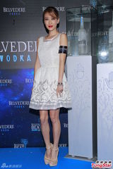 组图：谢婷婷夜店扮清纯 白纱背心裙秀玉腿