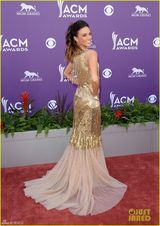 组图：米兰达笑傲乡村奖 泰勒携帅大叔献唱