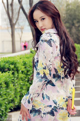 组图：李欣汝新写真享春天温馨