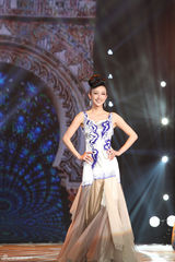 组图：张俪亮相时尚大典优雅大气