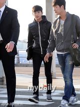 组图：金秀贤全智贤机场重聚 黑白配登对