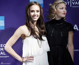 高清组图：杰西卡白裙飘逸 哈德森捂裙严防走光