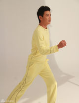 组图：陆毅拍摄运动系广告  做体操为奥运健儿加油