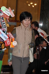 组图：赌王身体不适再送医院 三太与何超云前往探望